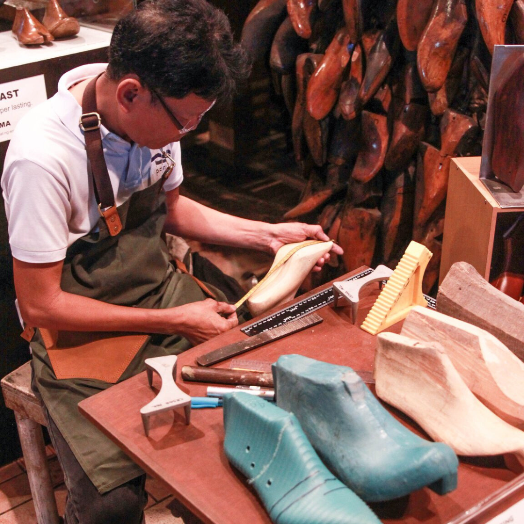 https://zapateriahub.com/cdn/shop/files/Zapateria_Shoemaking_2.png?v=1684910881&width=1500&utm_source=chatgpt.com